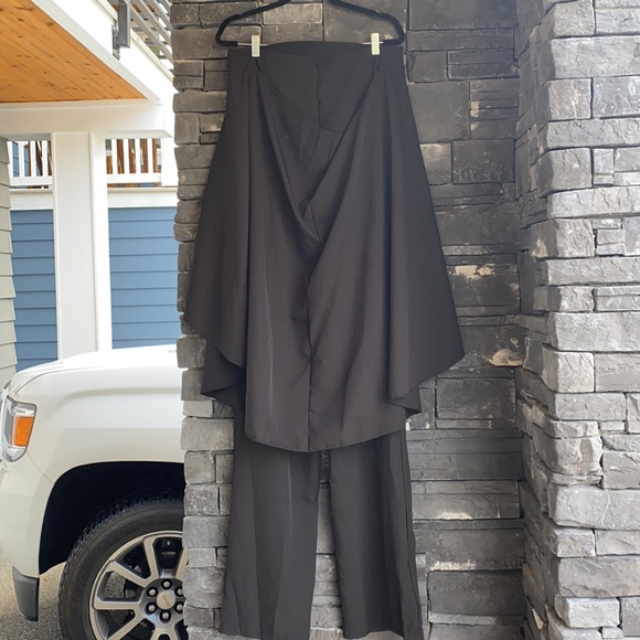 WOMENS BLACK FORMAL JUMPSUIT W/ OPEN NECK DETAIL & SHALL SIZE: L (RUNS SMALL) - Picture 2 of 4